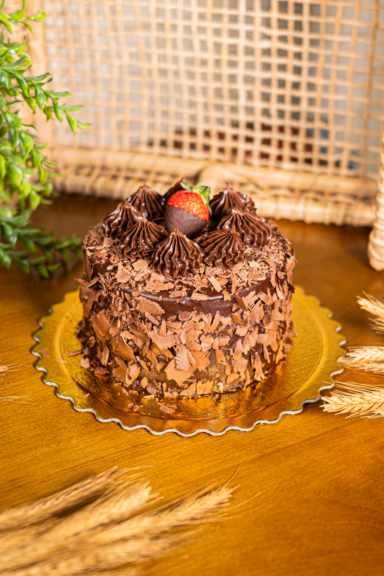 Bolo de chocolate com morangos