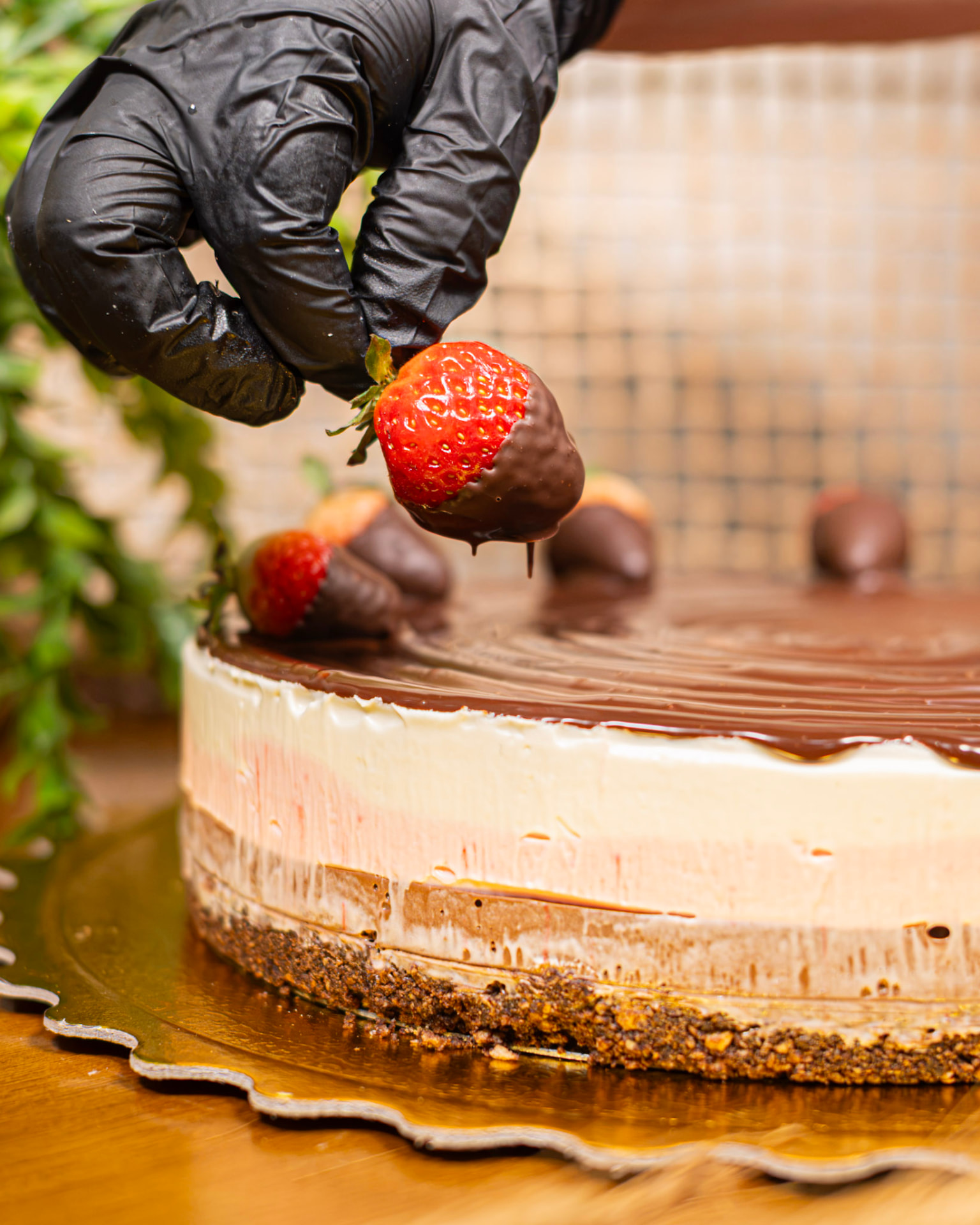 Pudim de leite sobre base de bolo de chocolate